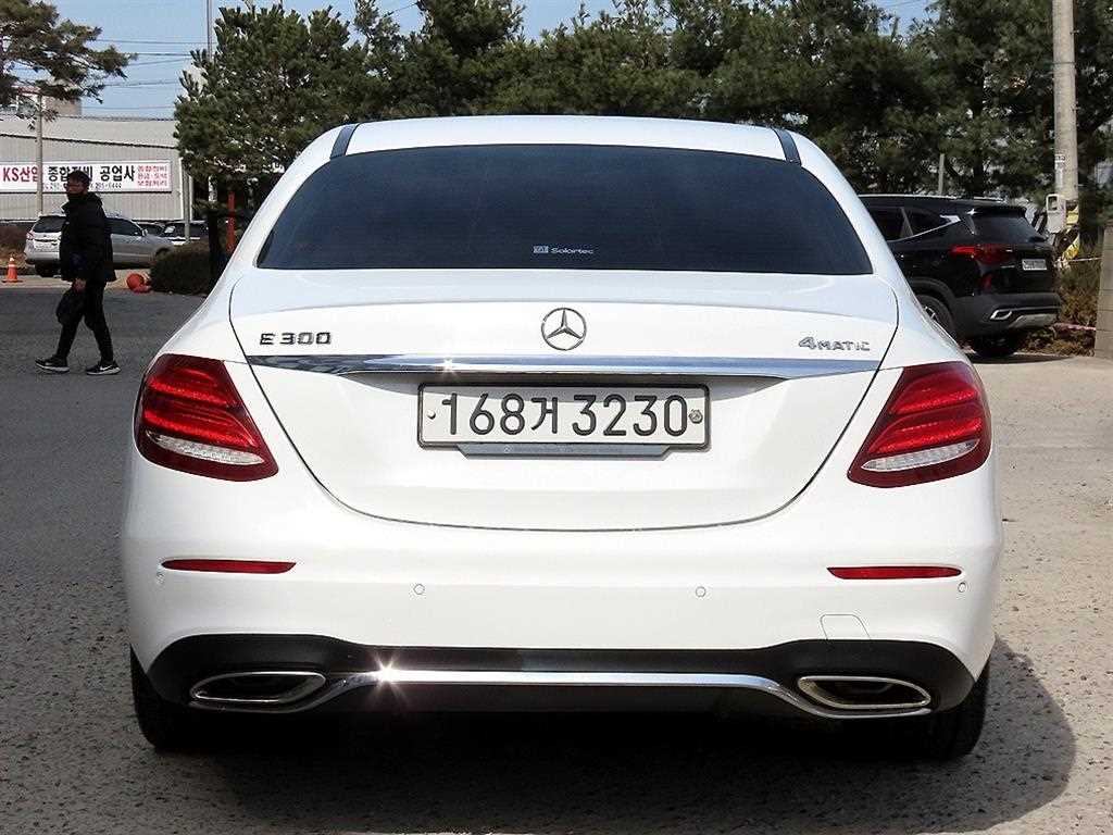 Mercedes Benz E class - Vista 4