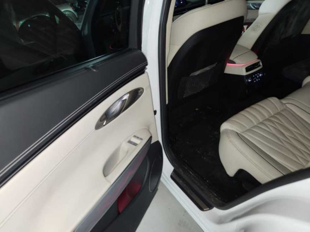 Genesis GV70 - Vista 8