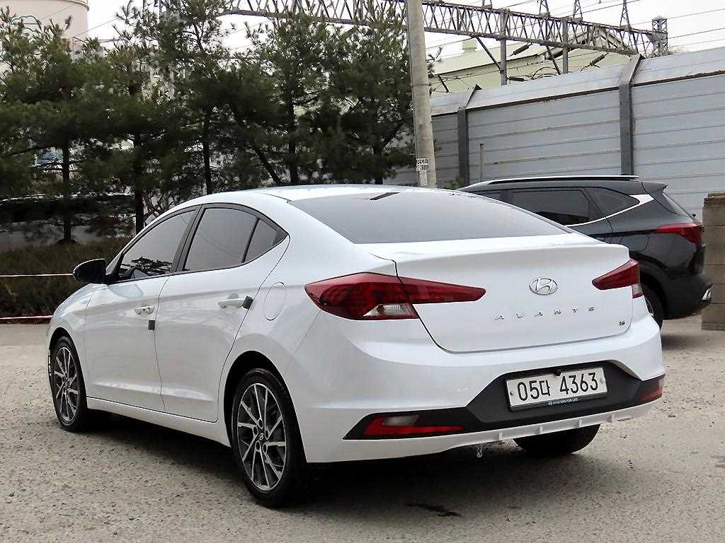 HYUNDAI Avante - Vista 3