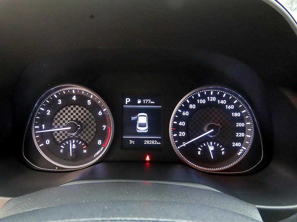 HYUNDAI Avante - Vista 9