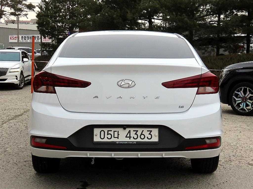 HYUNDAI Avante - Vista 4