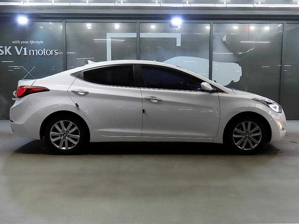 HYUNDAI Avante - Vista 3