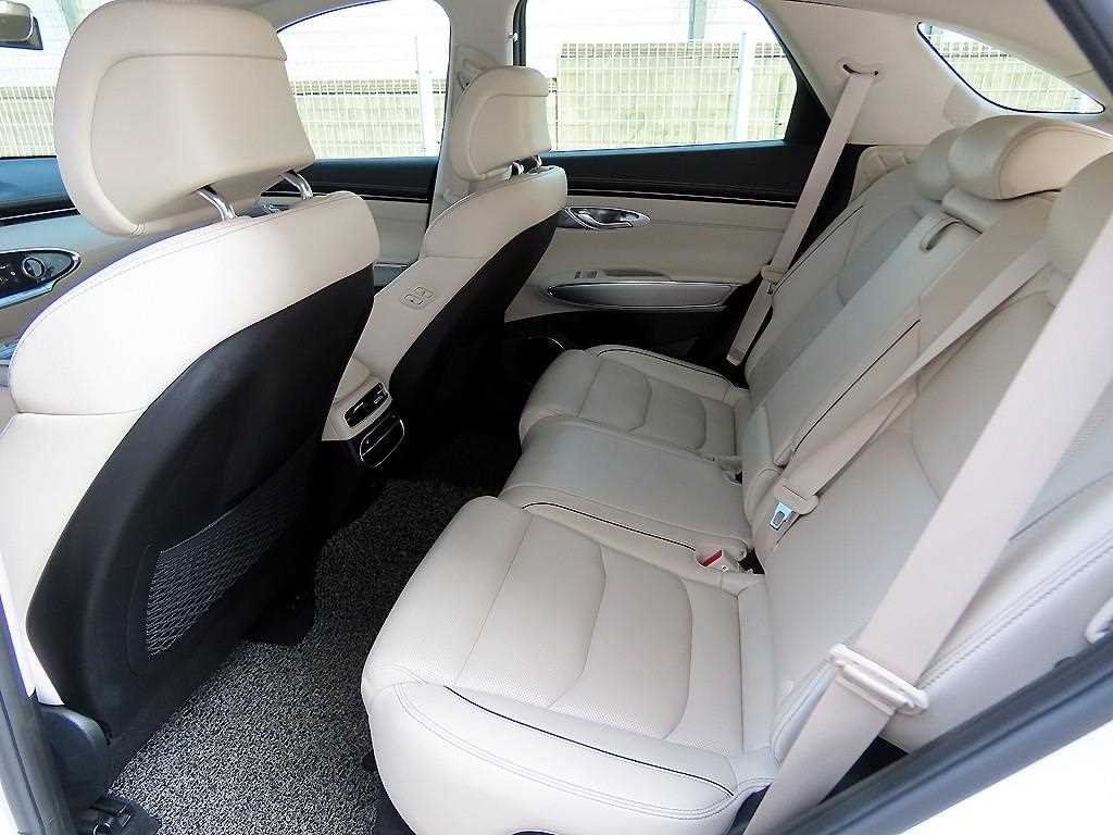 Genesis G70 - Vista 6