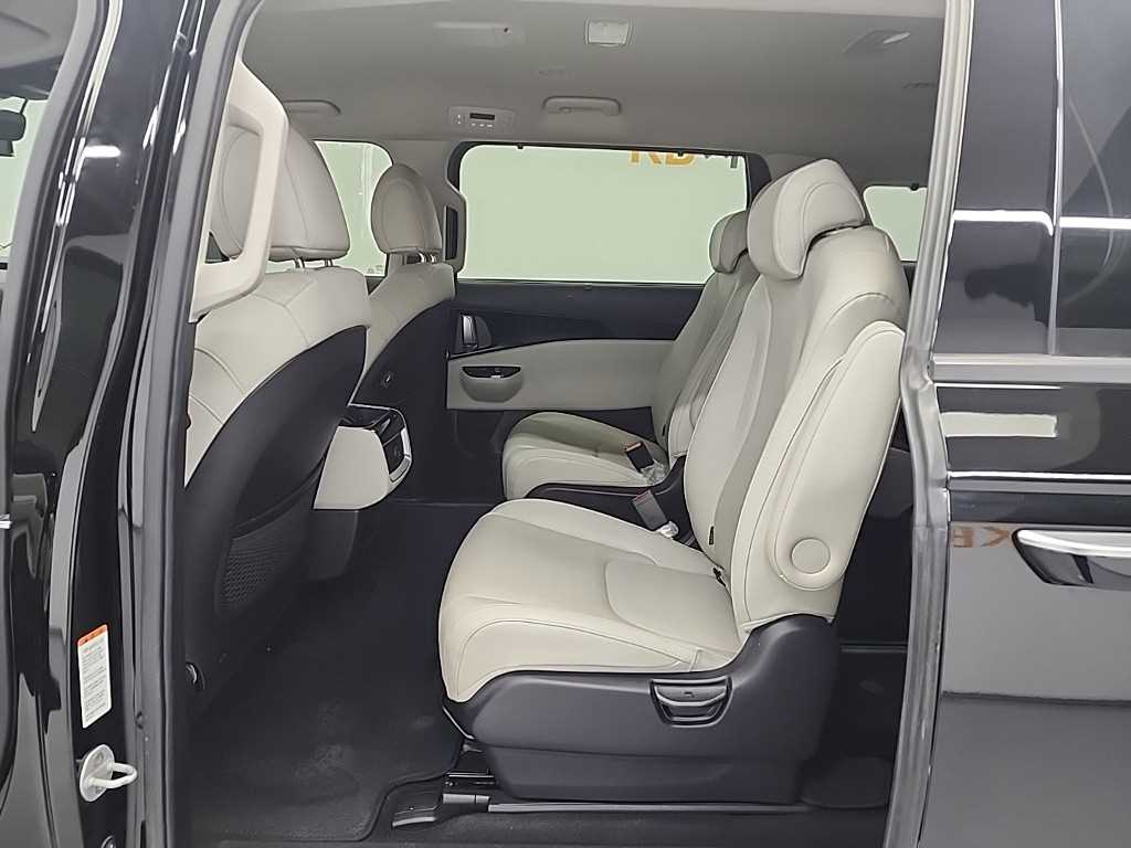 KIA Carnival - Vista 12