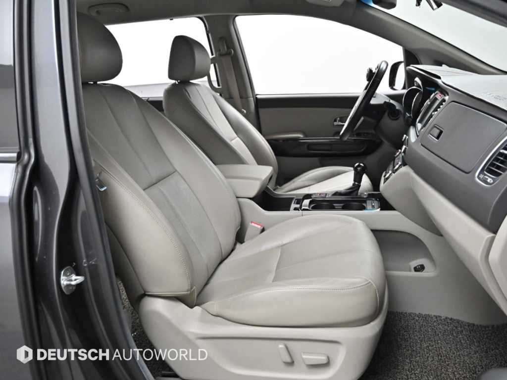 KIA Carnival - Vista 10