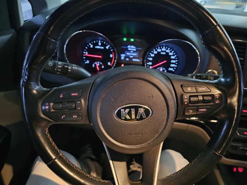 KIA Carnival - Vista 6