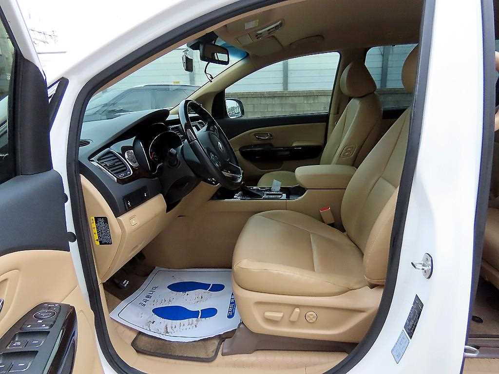 KIA Carnival - Vista 5