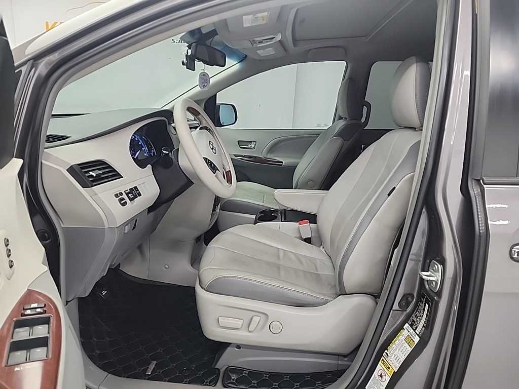 Toyota Siena - Vista 11