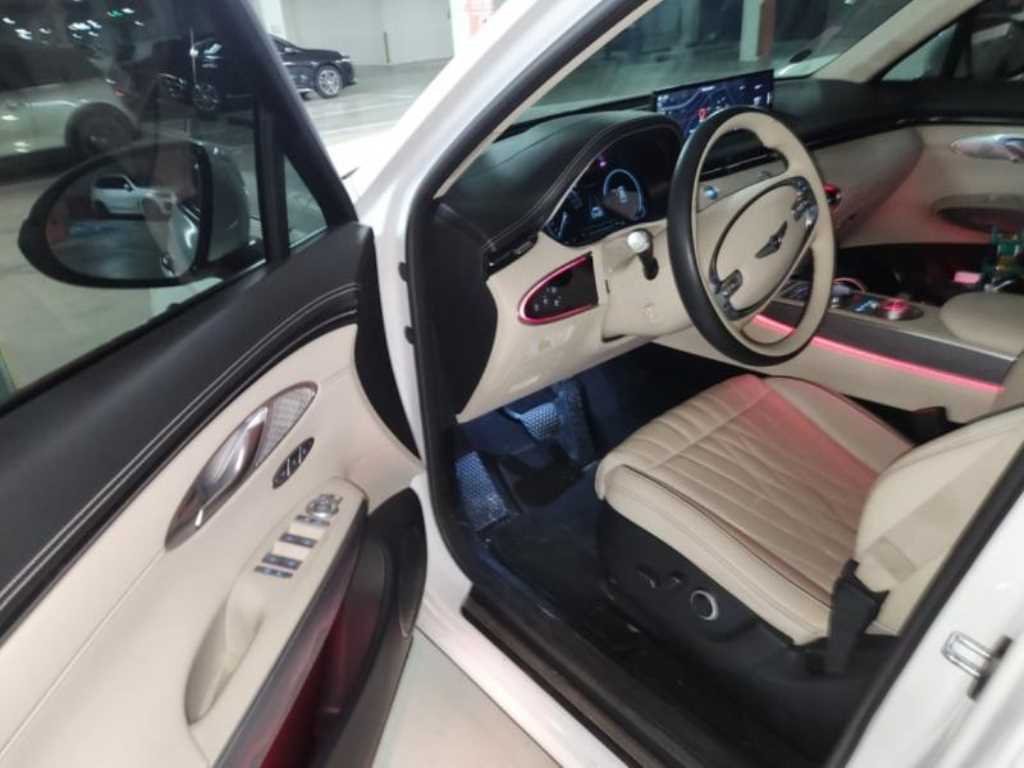 Genesis GV70 - Vista 6