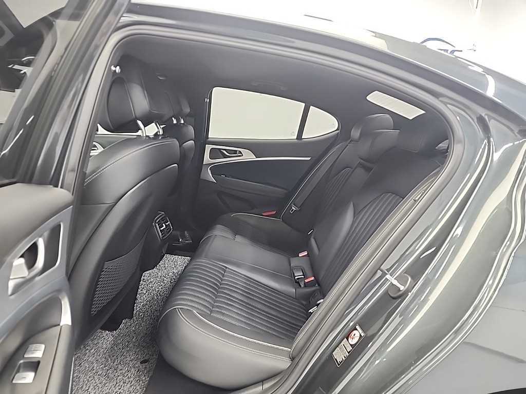 Genesis G70 - Vista 12