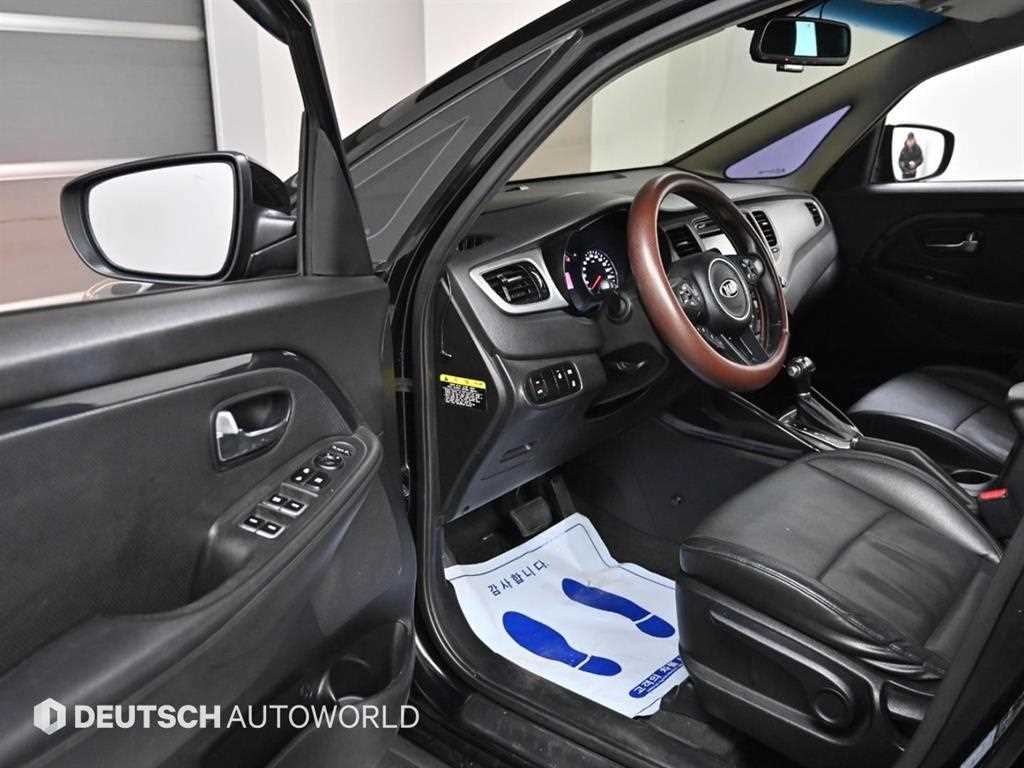 KIA Carens - Vista 11