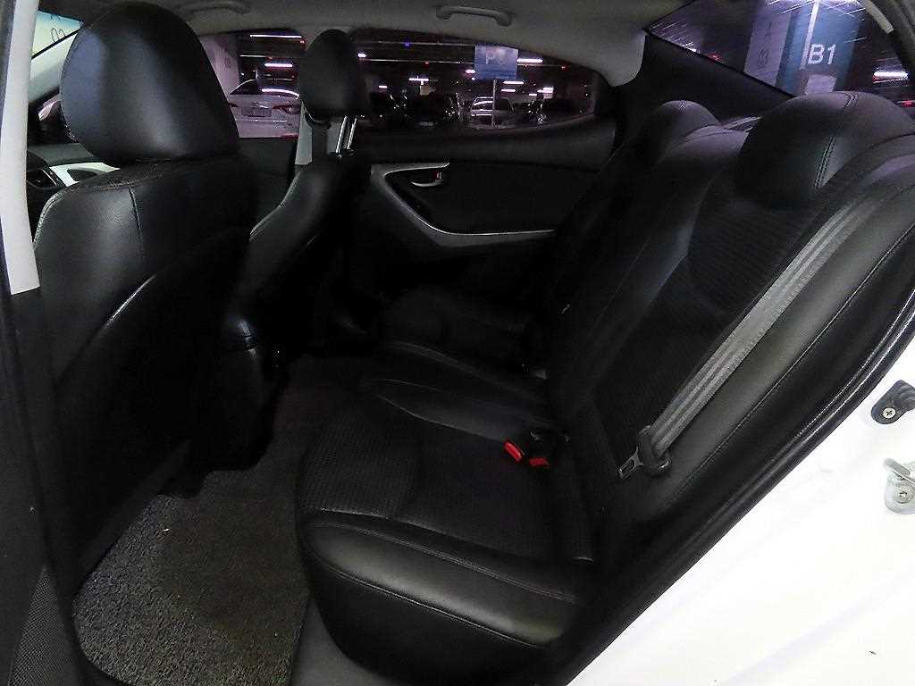 HYUNDAI Avante - Vista 7