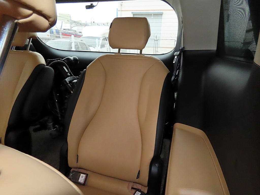 KIA Carnival - Vista 7