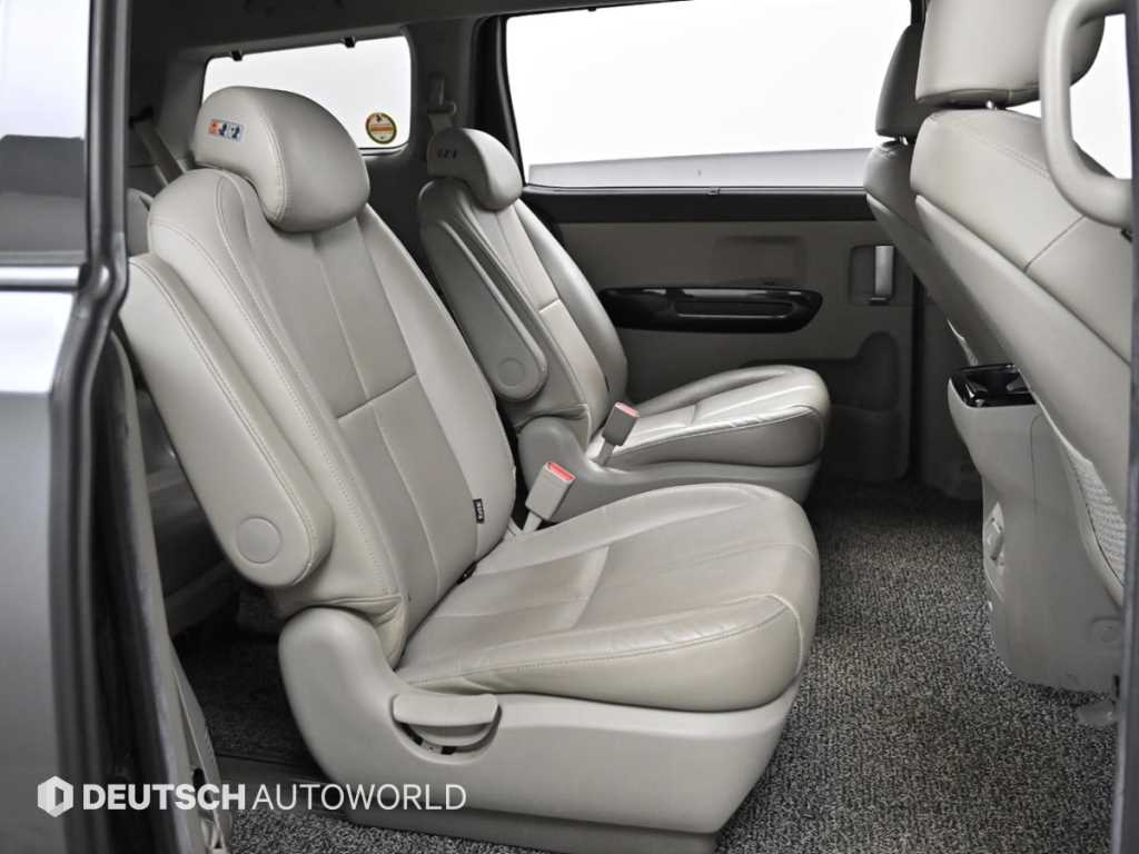 KIA Carnival - Vista 12