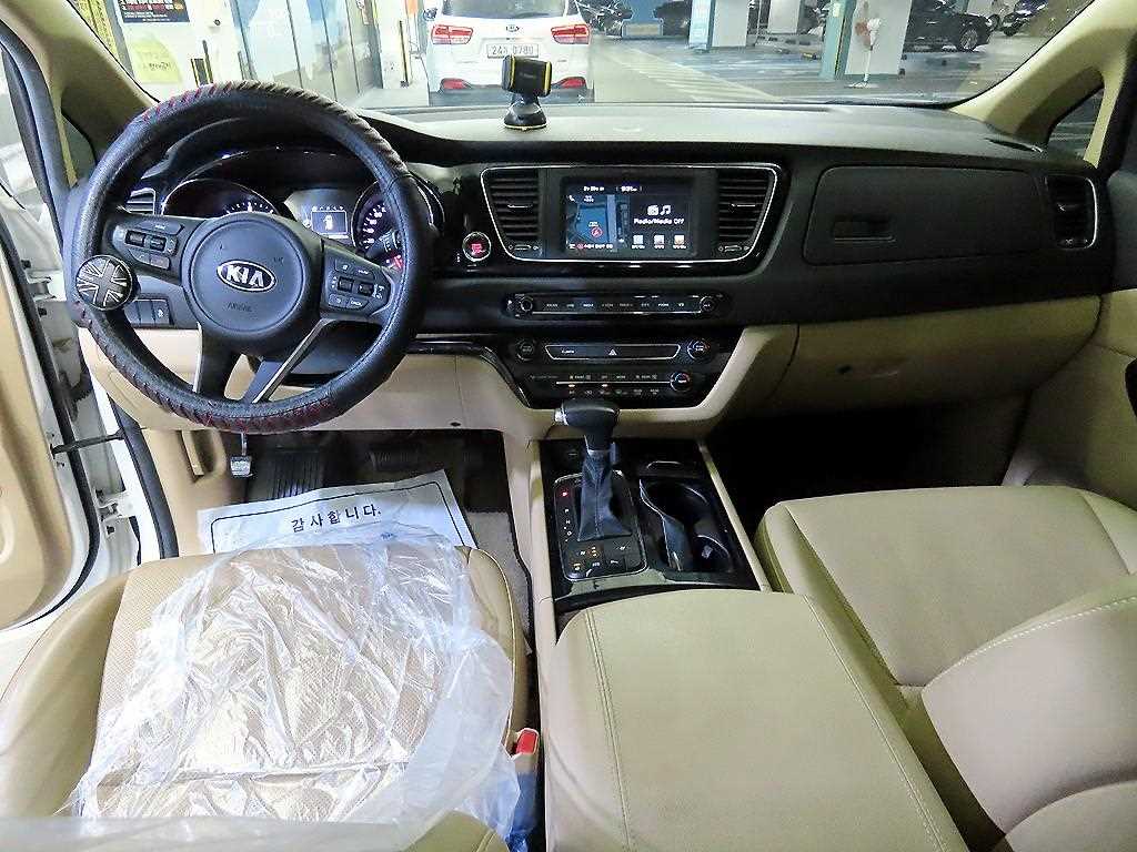 KIA Carnival - Vista 11