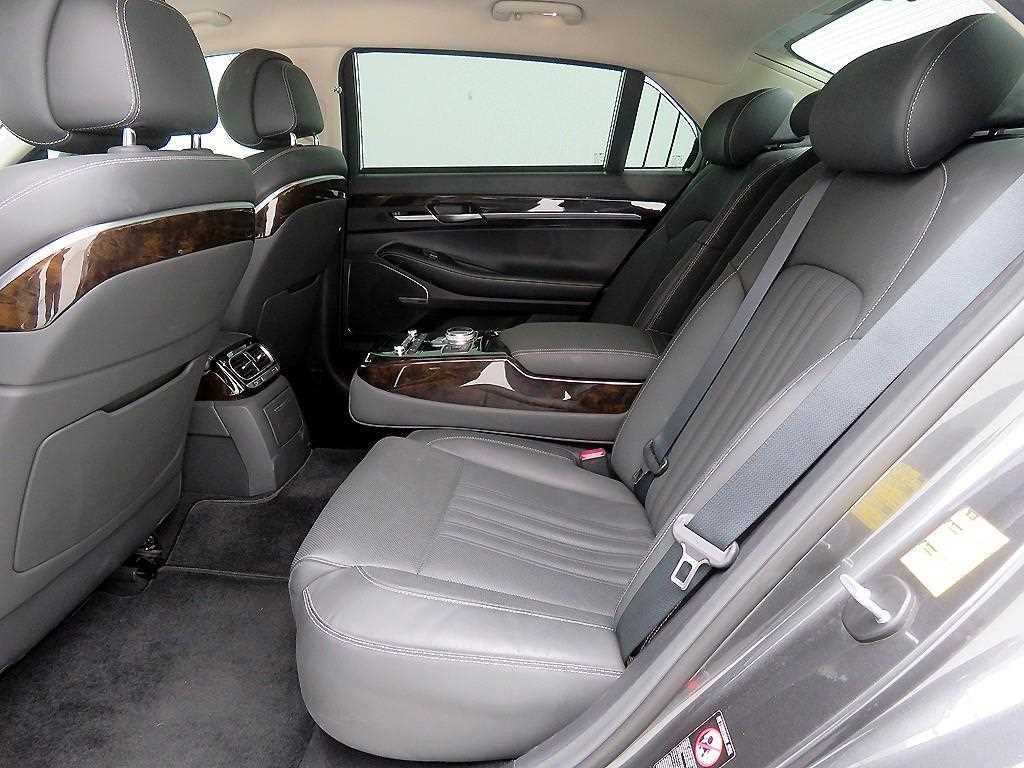 Genesis G90 - Vista 7