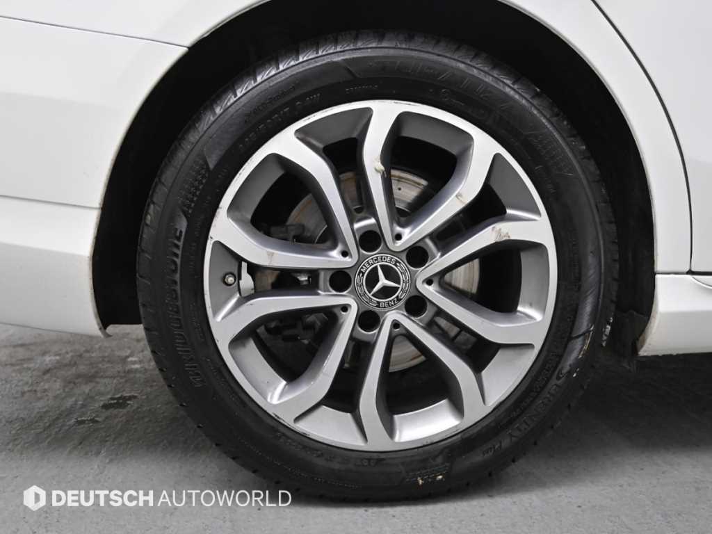 Mercedes Benz C Class - Vista 5