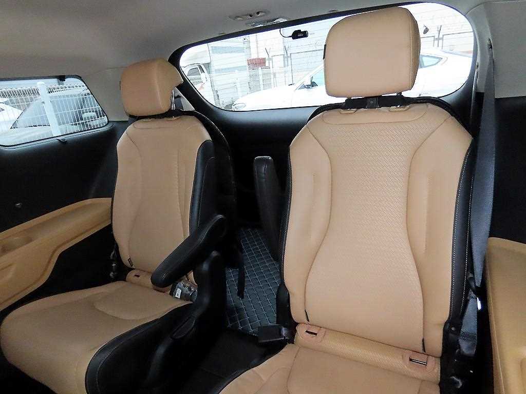 KIA Carnival - Vista 7