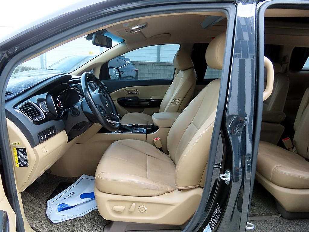 KIA Carnival - Vista 5