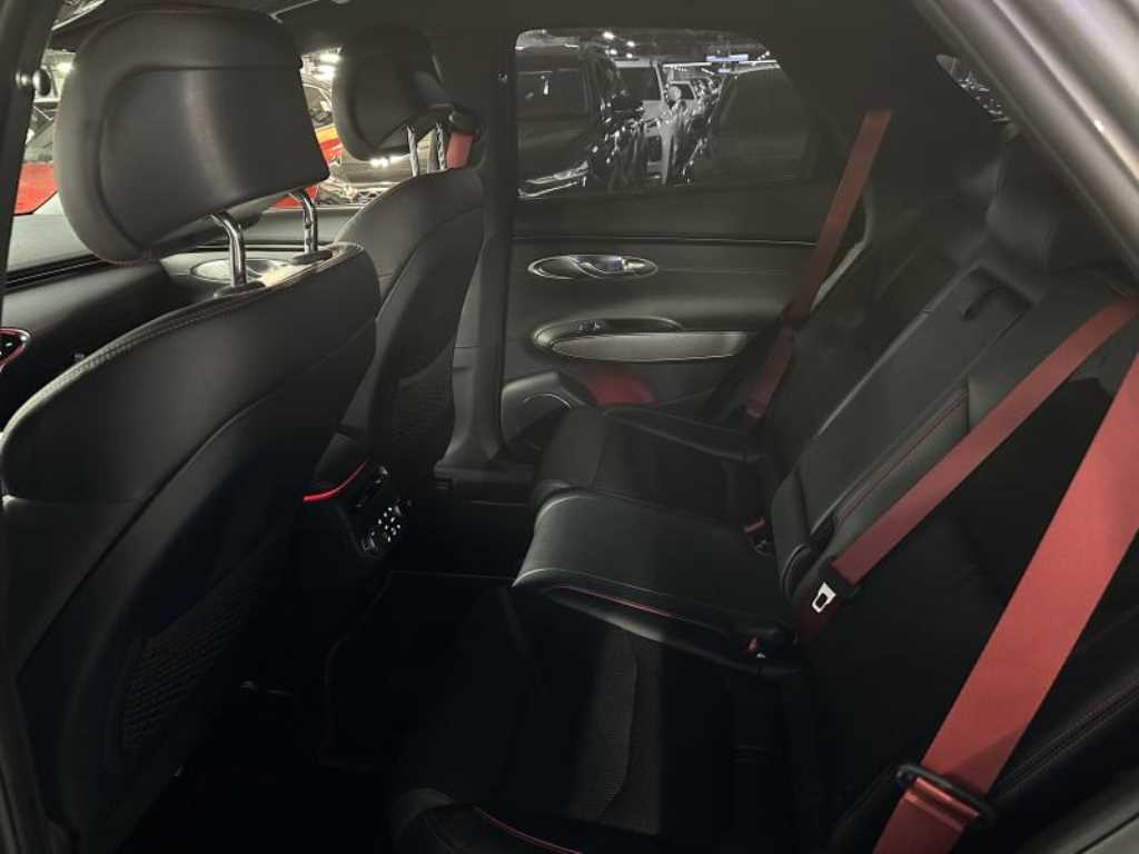 Genesis GV70 - Vista 8