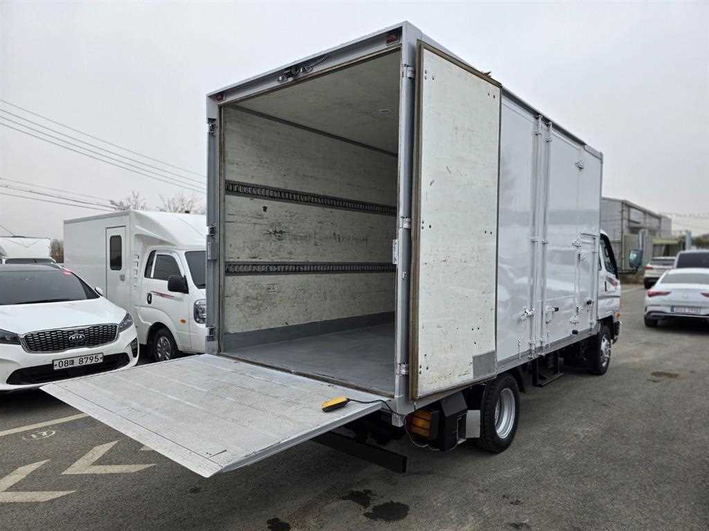 medium and large cargo truck - Vista 9