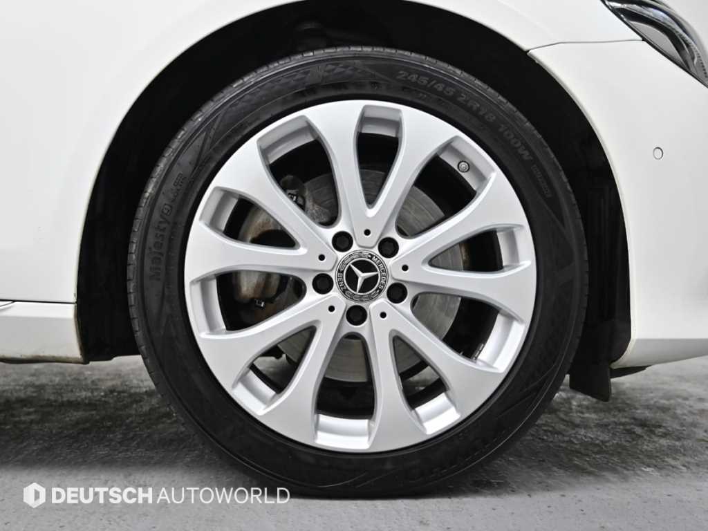 Mercedes Benz E class - Vista 5