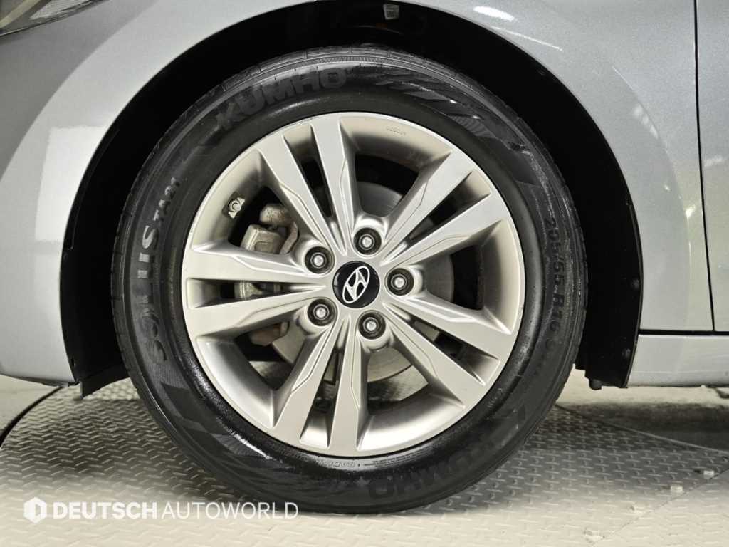 HYUNDAI Avante - Vista 5