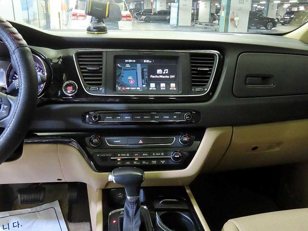 KIA Carnival - Vista 12