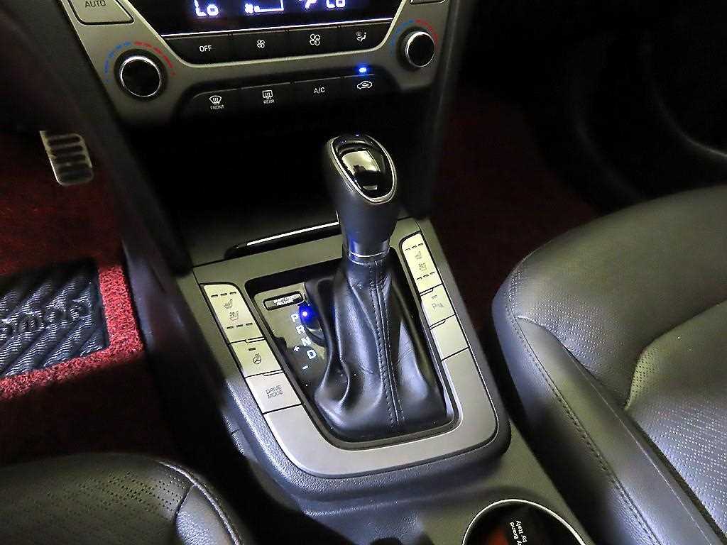 HYUNDAI Avante - Vista 12