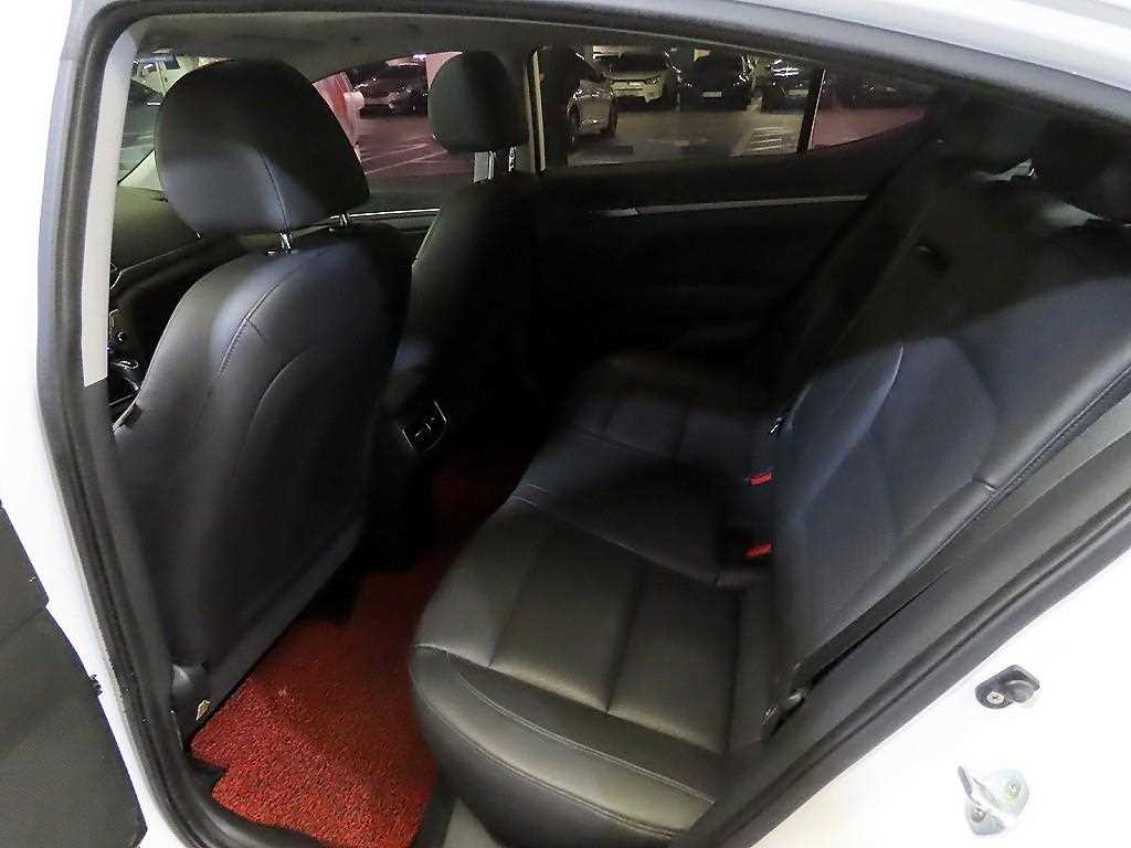 HYUNDAI Avante - Vista 7