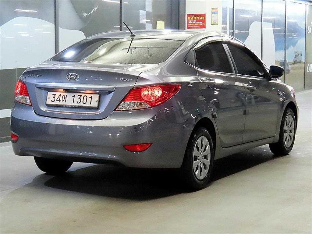 HYUNDAI Accent - Vista 4