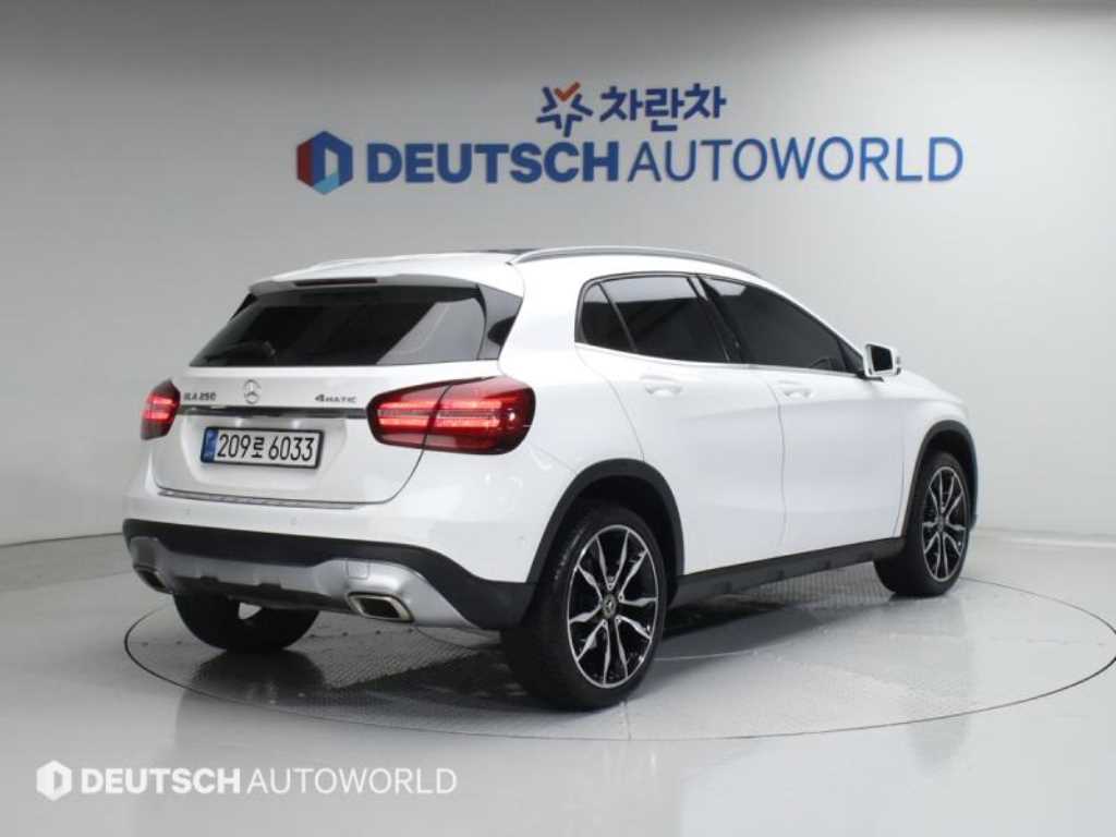 Mercedes Benz GLA Class - Vista 2