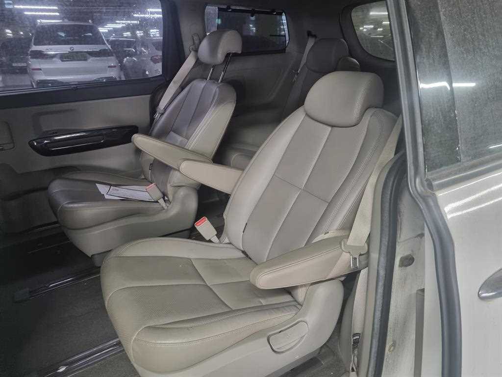 KIA Carnival - Vista 9