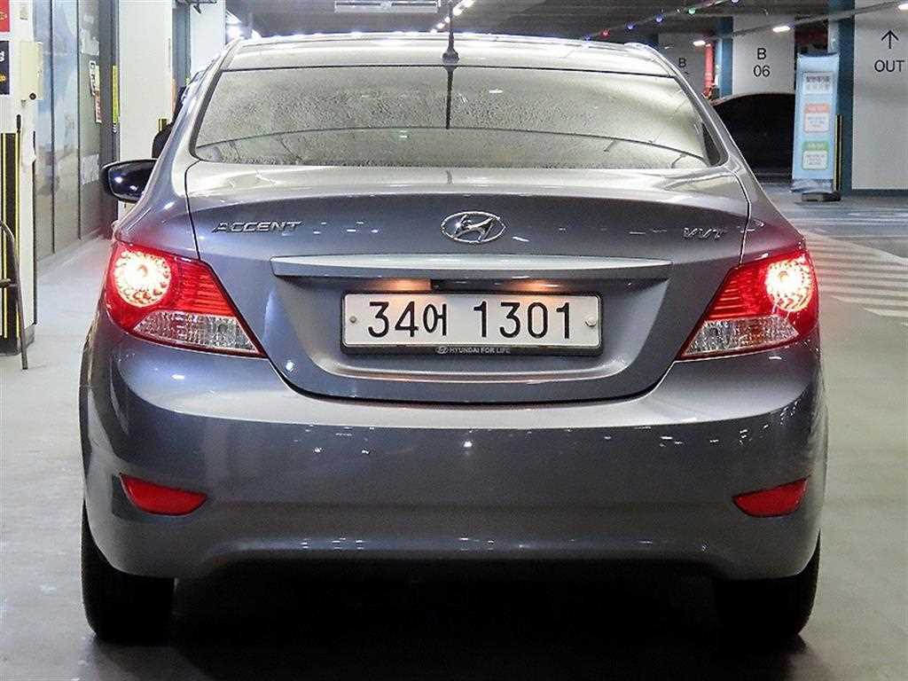 HYUNDAI Accent - Vista 5