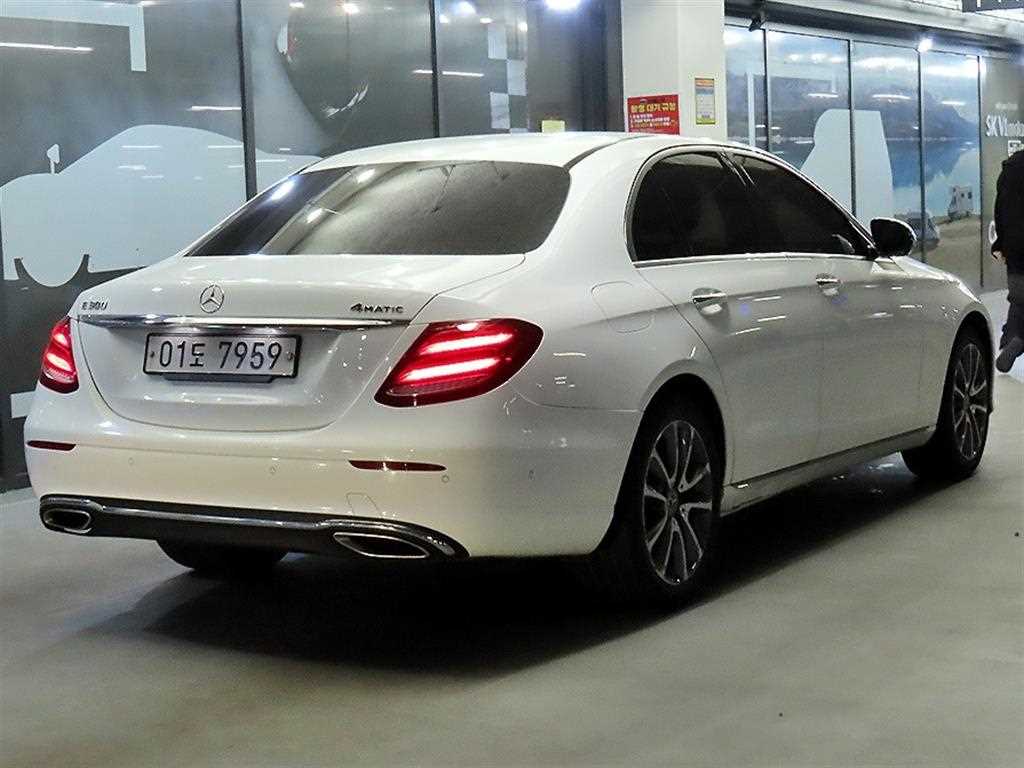 Mercedes Benz E class - Vista 4