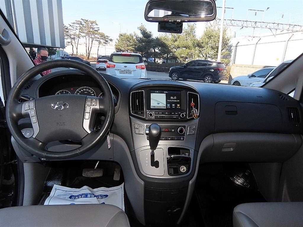 HYUNDAI Starex - Vista 7