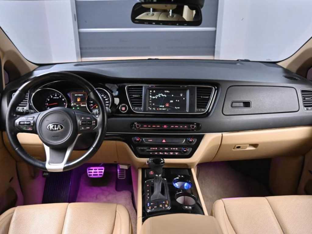 KIA Carnival - Vista 7