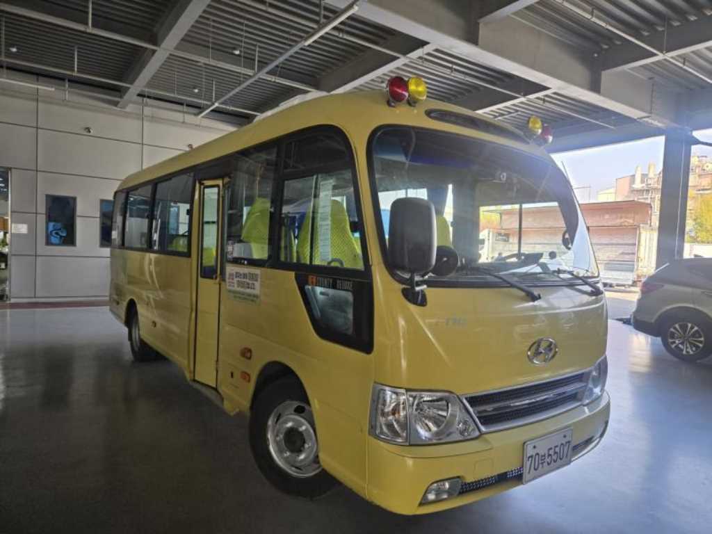 medium and large bus Hyundai bus - Vista 2