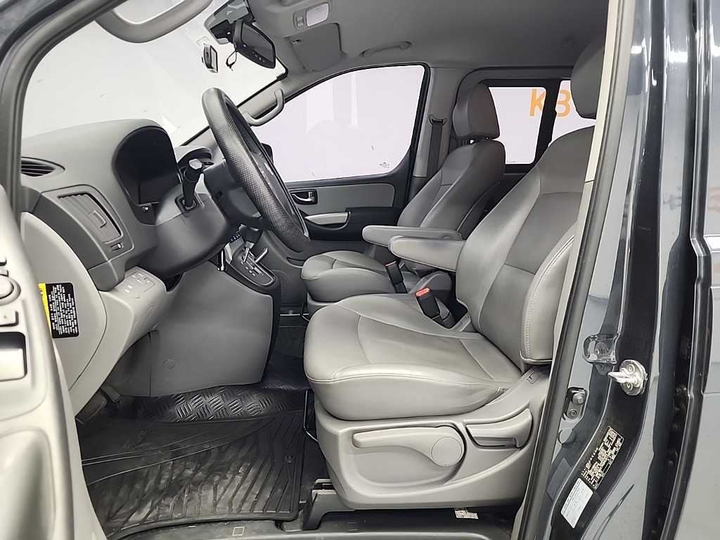 HYUNDAI Starex - Vista 10