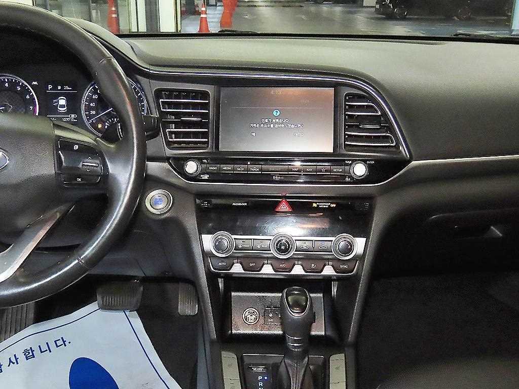 HYUNDAI Avante - Vista 11