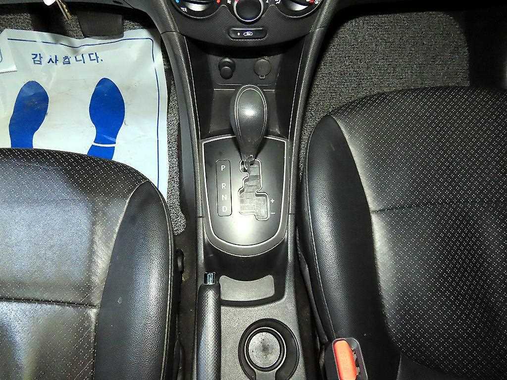 HYUNDAI Accent - Vista 12