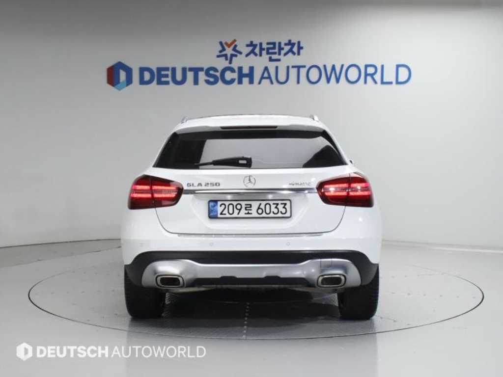 Mercedes Benz GLA Class - Vista 4