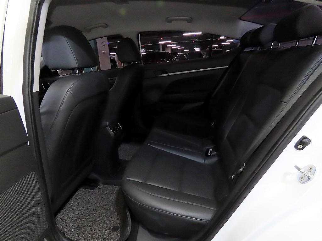 HYUNDAI Avante - Vista 7