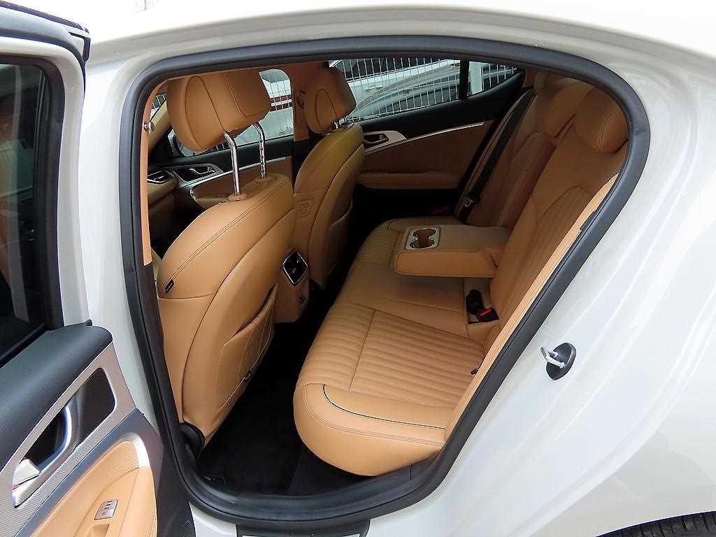 Genesis G70 - Vista 6