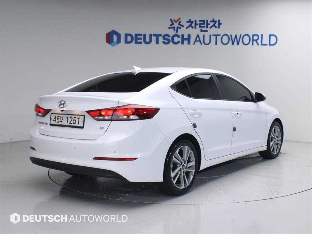 HYUNDAI Avante - Vista 3