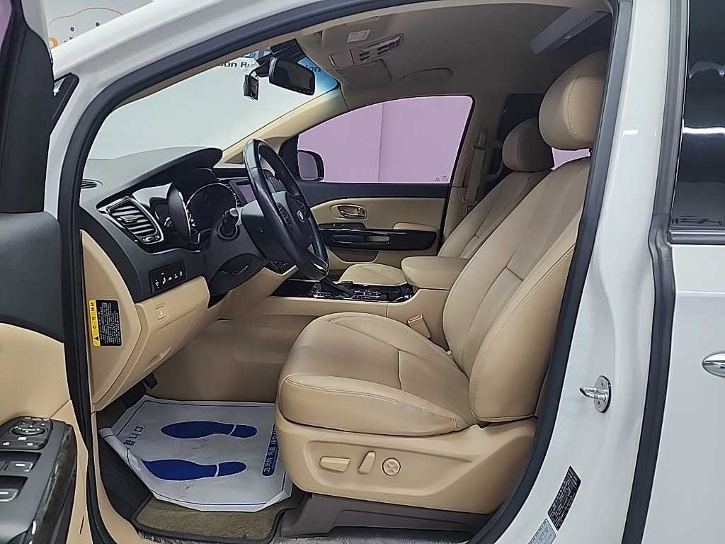 KIA Carnival - Vista 11