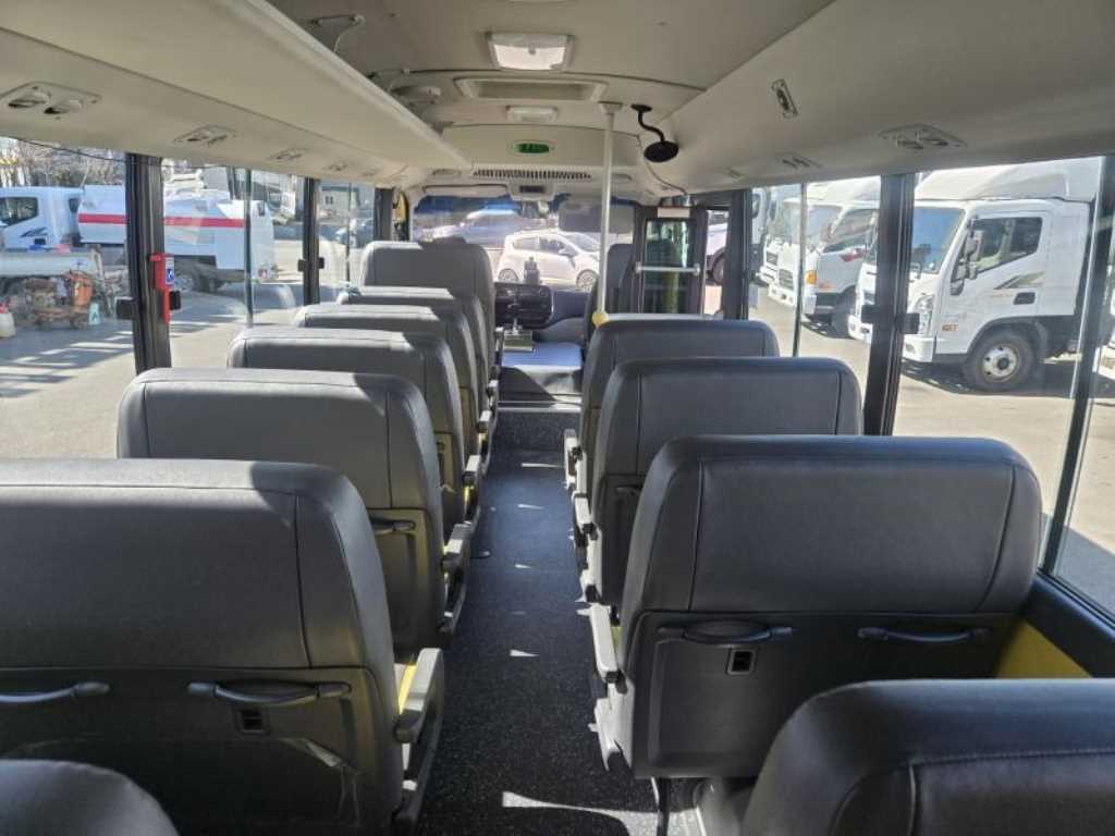 medium and large bus Hyundai bus - Vista 12