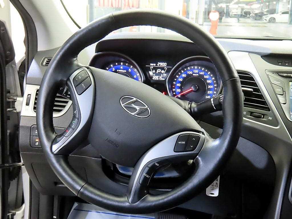 HYUNDAI Avante - Vista 8