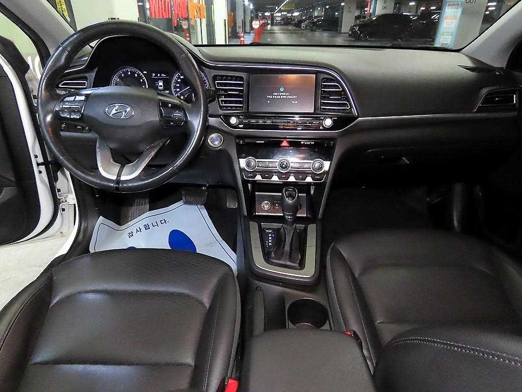 HYUNDAI Avante - Vista 10