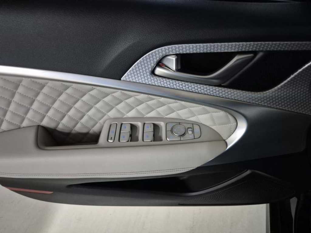 Genesis G70 - Vista 10